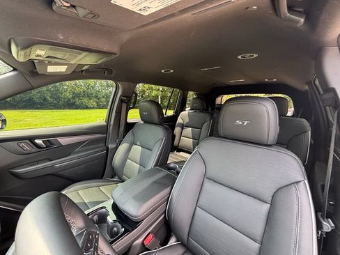 Used 2025 Buick Enclave Sport Touring w/ Power Package FWD image 14