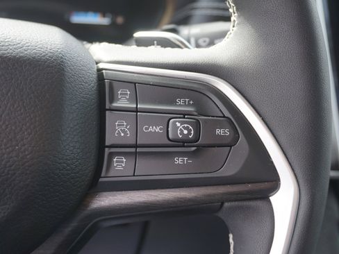 Used 2023 Jeep Grand Cherokee Limited image 18