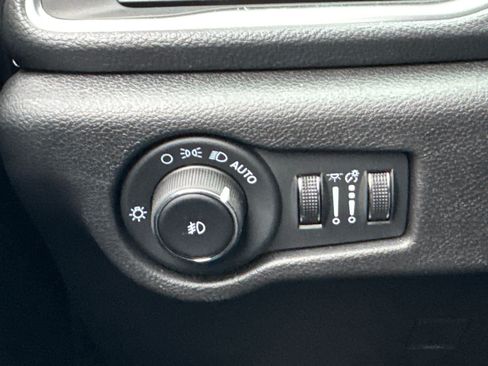 Used 2023 Chrysler Pacifica Limited w/ Uconnect Theater Family Group FWD image 23
