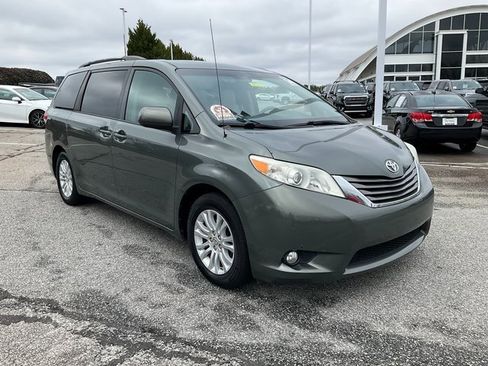 Used 2014 Toyota Sienna XLE image 3
