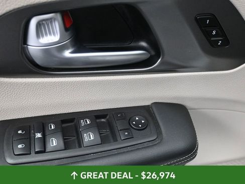 Used 2024 Chrysler Pacifica Touring-L image 28