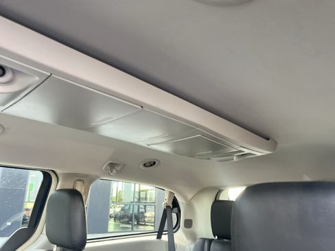Used 2016 Chrysler Town & Country Touring FWD image 34