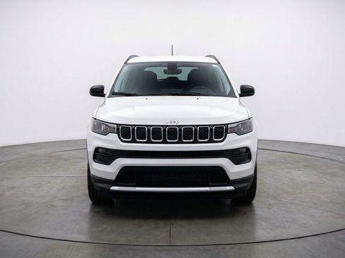 Used 2025 Jeep Compass Latitude AWD/4WD image 2