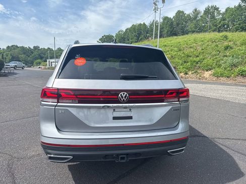 Used 2025 Volkswagen Atlas SE AWD/4WD image 8