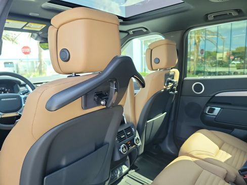 New 2025 Land Rover Discovery Dynamic SE AWD/4WD image 17