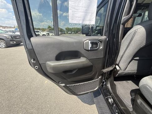 Used 2025 Jeep Wrangler Sahara AWD/4WD image 14