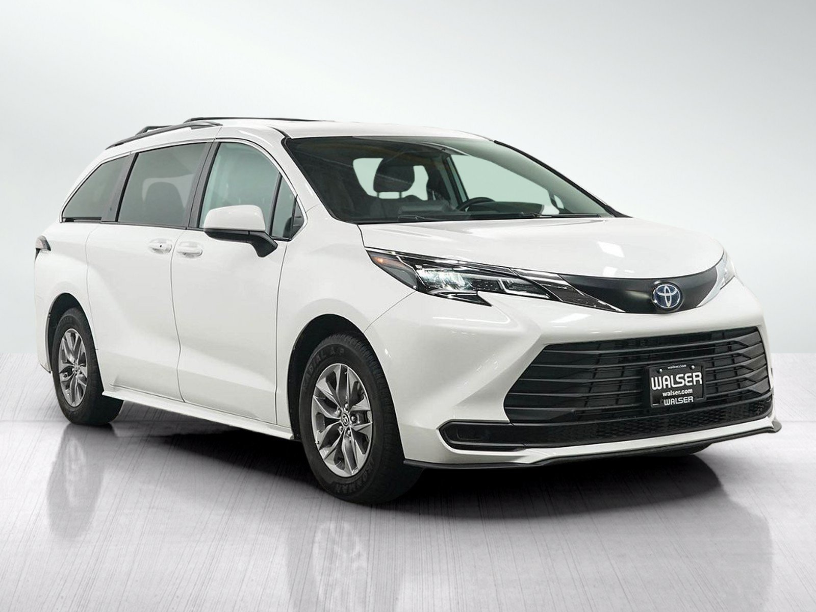 Used 2024 Toyota Sienna LE FWD image 7