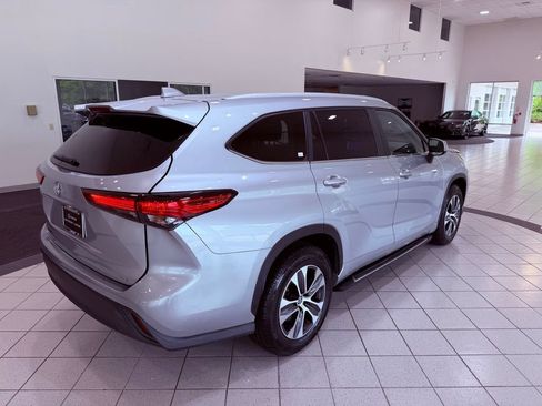 Used 2023 Toyota Highlander XLE FWD image 14