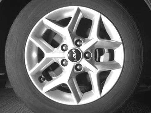 Used 2025 Kia Soul LX w/ LX Technology Package FWD image 13