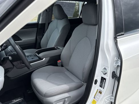 Used 2021 Toyota Highlander LE image 11