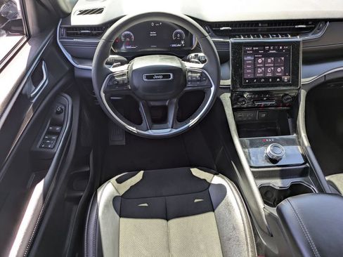 Used 2025 Jeep Grand Cherokee Altitude AWD/4WD image 24