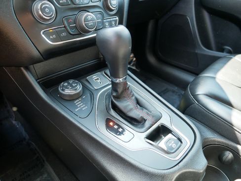 Used 2020 Jeep Cherokee Trailhawk w/ Cold Weather Group AWD/4WD image 24