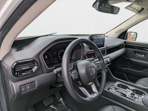 Used 2025 Honda Pilot Touring image 10