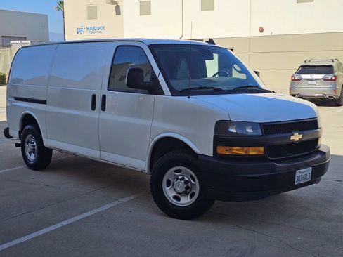 Used 2021 Chevrolet Express 3500 w/ Driver Convenience Package RWD image 3