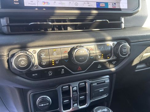 Used 2025 Jeep Wrangler Unlimited Sahara AWD/4WD image 17