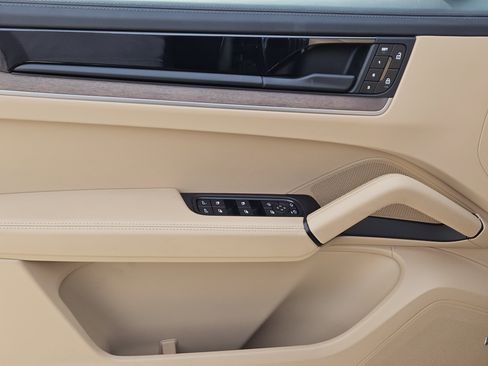 Certified 2025 Porsche Cayenne S image 22