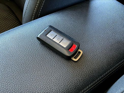 Used 2017 Mitsubishi Outlander SE AWD/4WD image 32