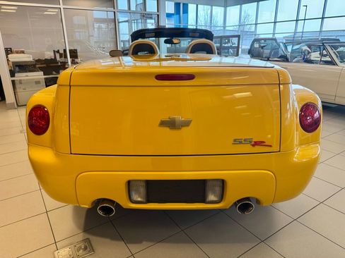 Used 2004 Chevrolet SSR w/ Preferred Equipment Group image 3