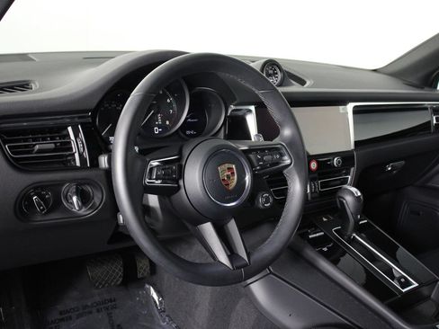 Certified 2026 Porsche Macan AWD/4WD image 4