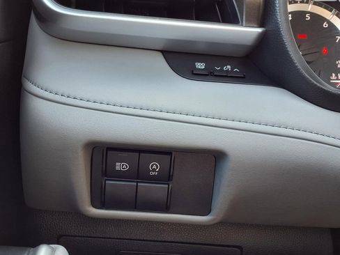 Used 2023 Toyota Highlander L image 17