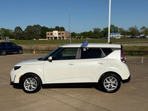 Used 2024 Kia Soul LX w/ Option Group 015 FWD image 8