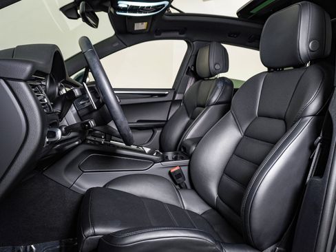 Certified 2026 Porsche Macan AWD/4WD image 5