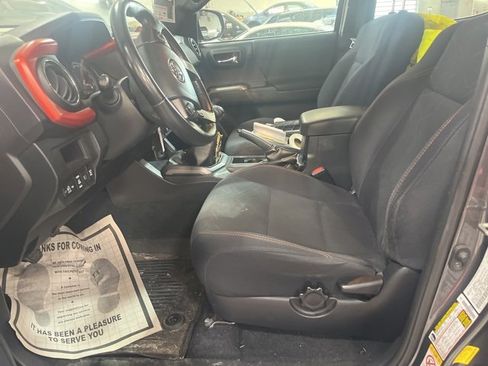 Used 2018 Toyota Tacoma TRD Sport image 3