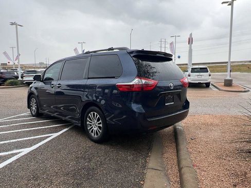 Used 2020 Toyota Sienna XLE Premium image 3