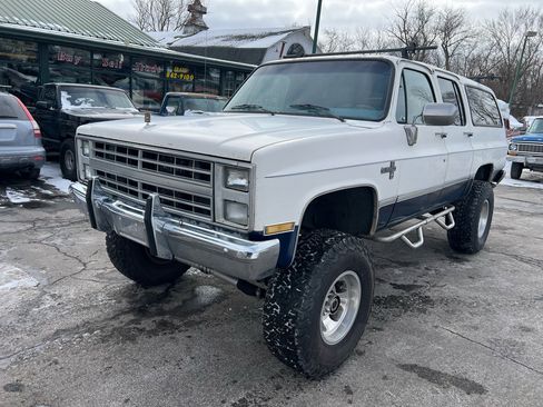 Used 1988 Chevrolet Suburban 2500 image 2