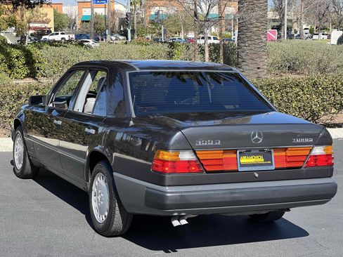 Used 1987 Mercedes-Benz 300 D Turbo image 2