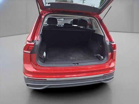 Certified 2022 Volkswagen Tiguan SE image 9