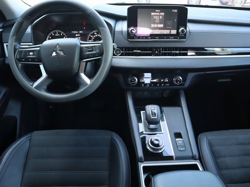 Used 2024 Mitsubishi Outlander SE Black Edition image 31