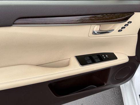 Used 2016 Lexus ES 300h w/ Luxury Package w/Wood Trim FWD image 13