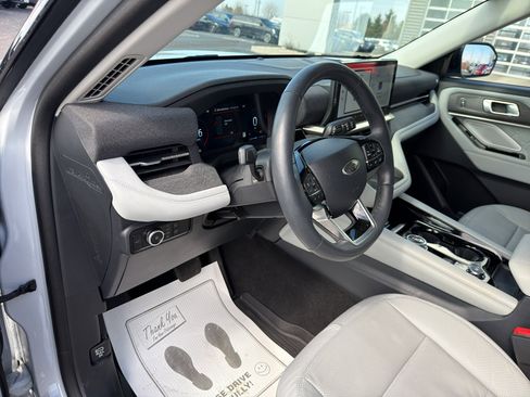 Used 2025 Ford Explorer Platinum w/ Ultimate Package image 11