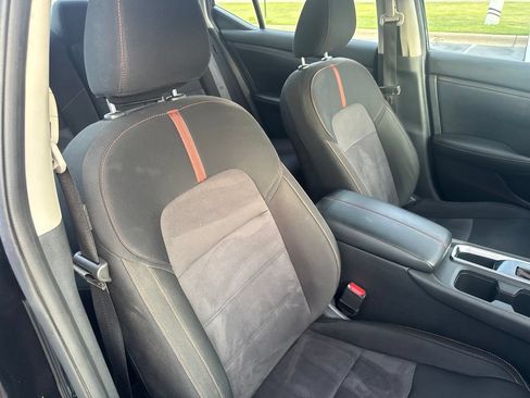 Used 2025 Nissan Sentra SR FWD image 39