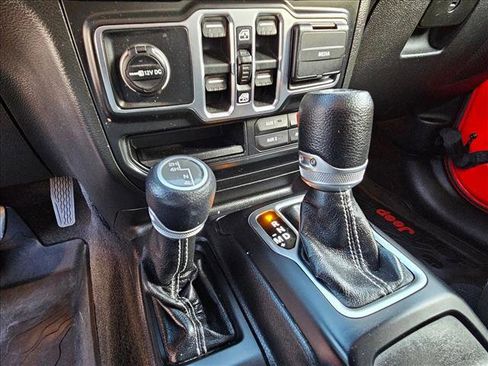 Used 2018 Jeep Wrangler Unlimited Sahara image 15