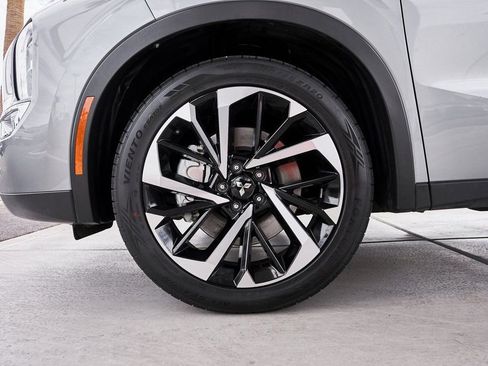 Used 2024 Mitsubishi Outlander SE image 3