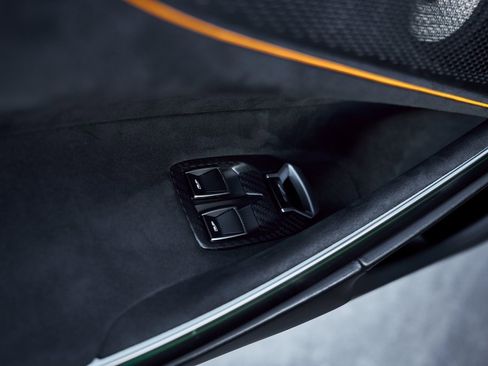 Used 2025 McLaren Artura Spider image 41