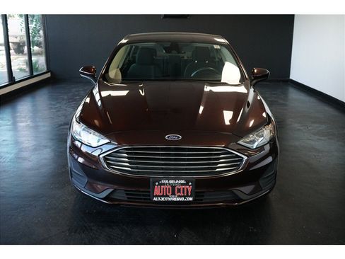 Used 2019 Ford Fusion SE FWD image 2