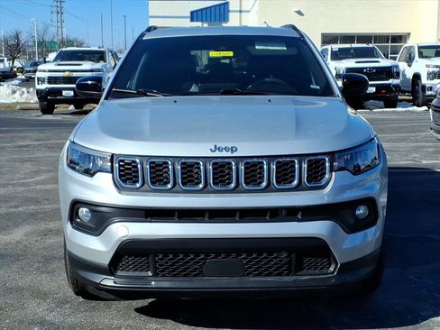 Used 2024 Jeep Compass Latitude image 32