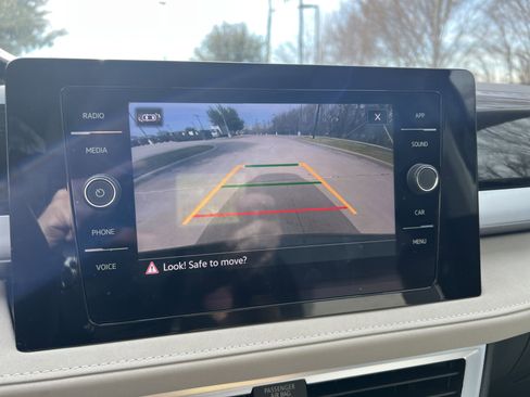 Certified 2025 Volkswagen Taos SE w/ Panoramic Sunroof Package image 23