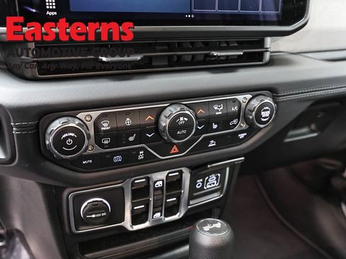 Used 2025 Jeep Wrangler Unlimited Sahara AWD/4WD image 19