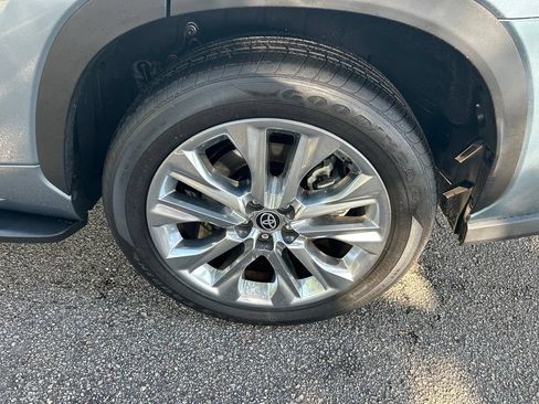Used 2023 Toyota Highlander Limited FWD image 10