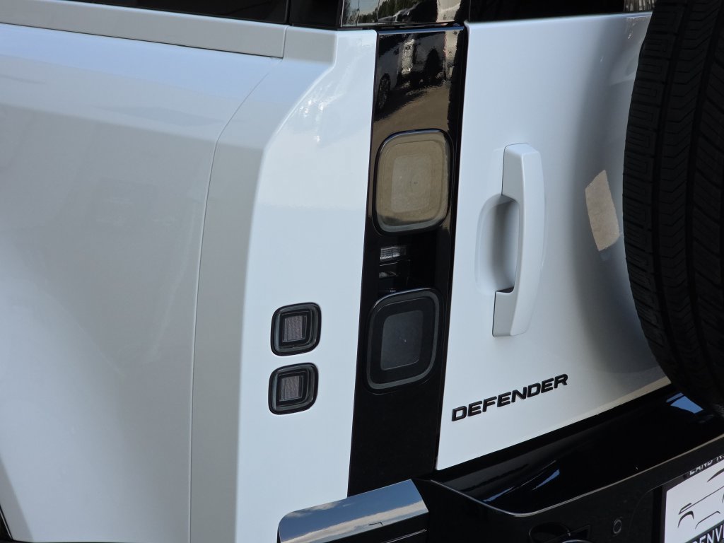 New 2026 Land Rover Defender 110 X-Dynamic SE AWD/4WD image 23