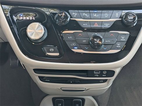 Used 2020 Chrysler Pacifica Touring-L Plus image 18