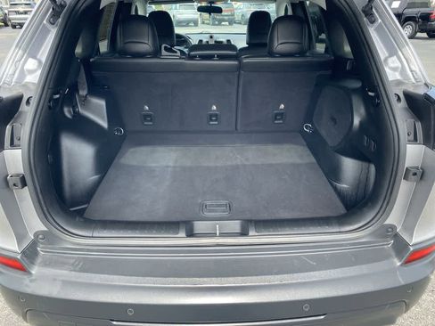 Used 2019 Jeep Cherokee Latitude Plus w/ Cold Weather Group AWD/4WD image 22