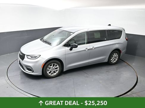 Used 2024 Chrysler Pacifica Touring-L FWD image 45