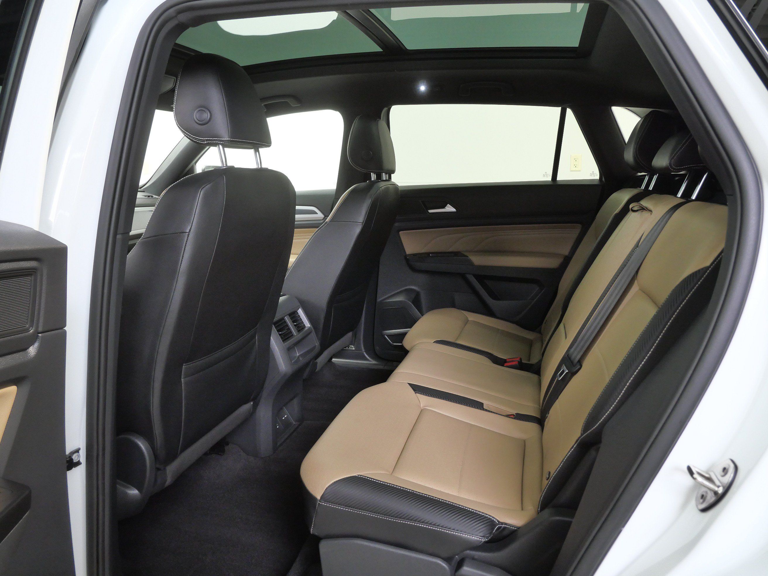 Used 2021 Volkswagen Atlas Cross Sport SE w/ Panoramic Sunroof Package AWD/4WD image 16