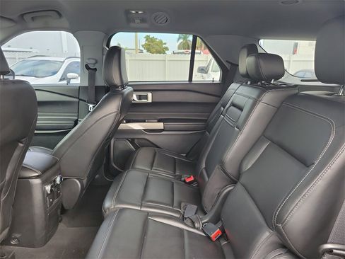 Used 2022 Ford Explorer XLT w/ Equipment Group 202A image 6
