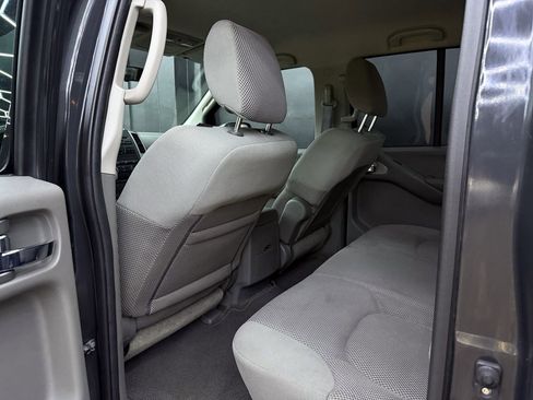 Used 2010 Nissan Frontier SE image 19